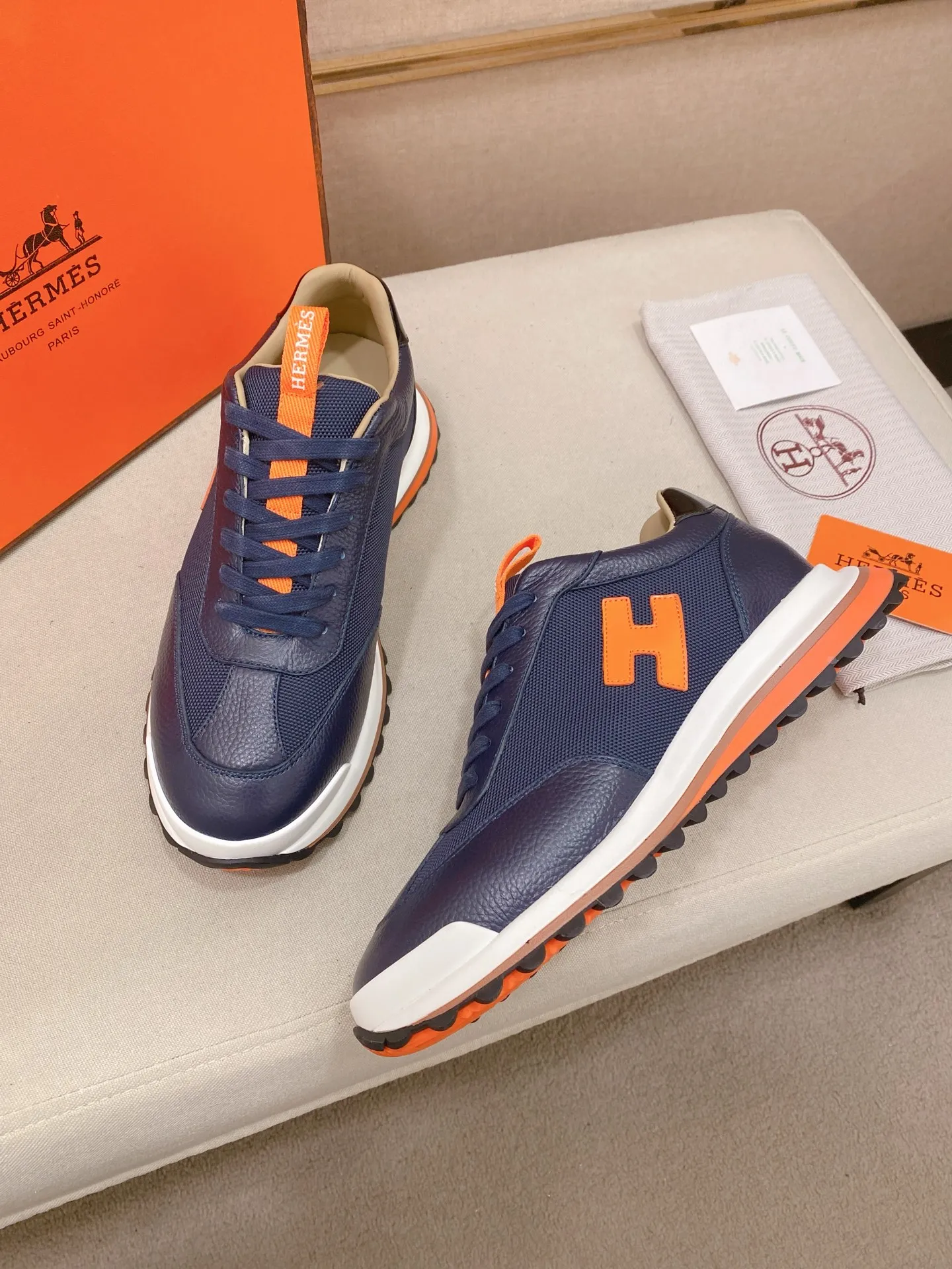 Men's shoes💰: 640💰HERMES/Hermes Leader sneakers! Tech twill, calfskin and suede goatskin sneakers featuring paneled multicolor twill, calfskin and suede. Lightweight geometric sole for a stylish urban look. Product details: White and orange rubber sole Black rubber sole with orange rubber insert Light natural leather insert White rubber toe cap Beige lambskin insole and lining Cotton strap, rubber lettering Sole height: 4cm Size: 38-39-40-41-42-43-44 (45.46 custom-made)
